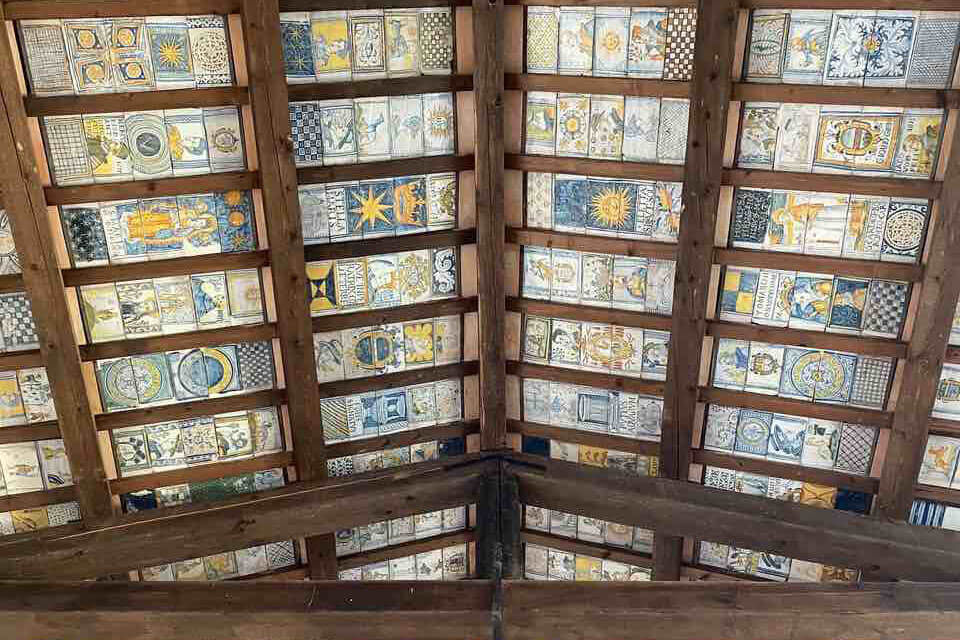 Il soffitto maiolicato di San Donato